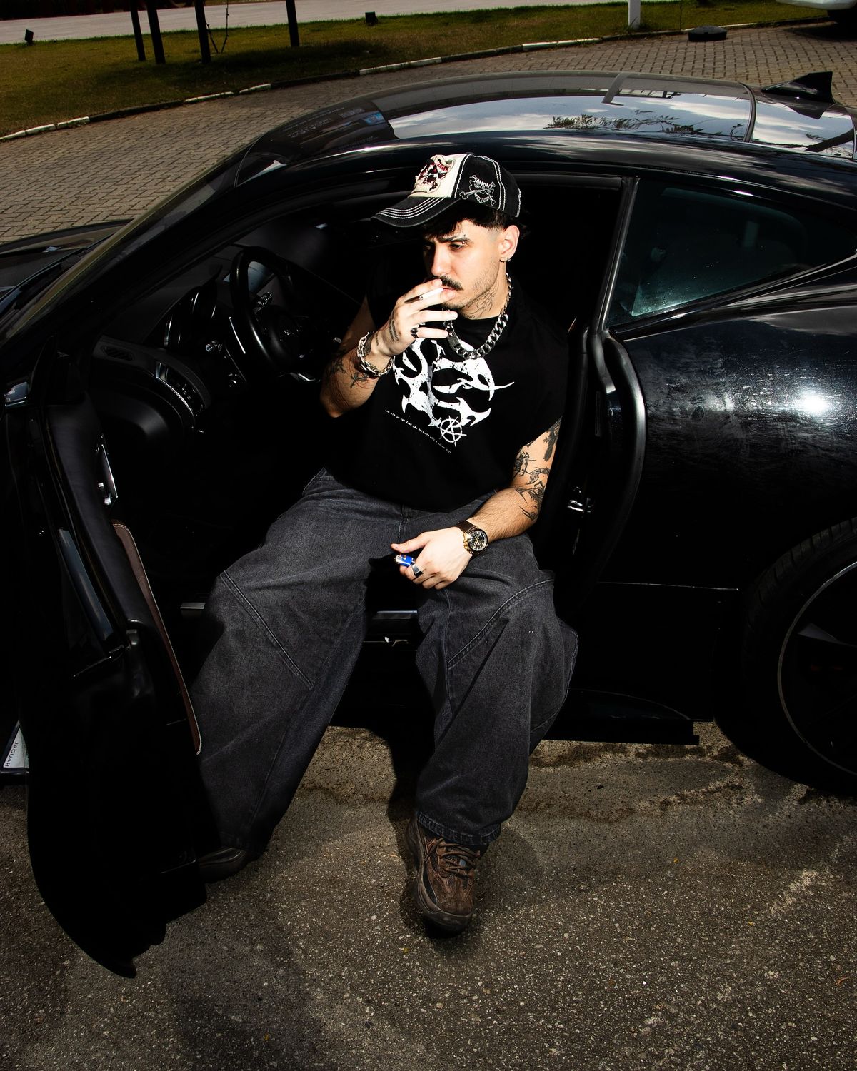 Editorial da Anny com porta de carro aberta