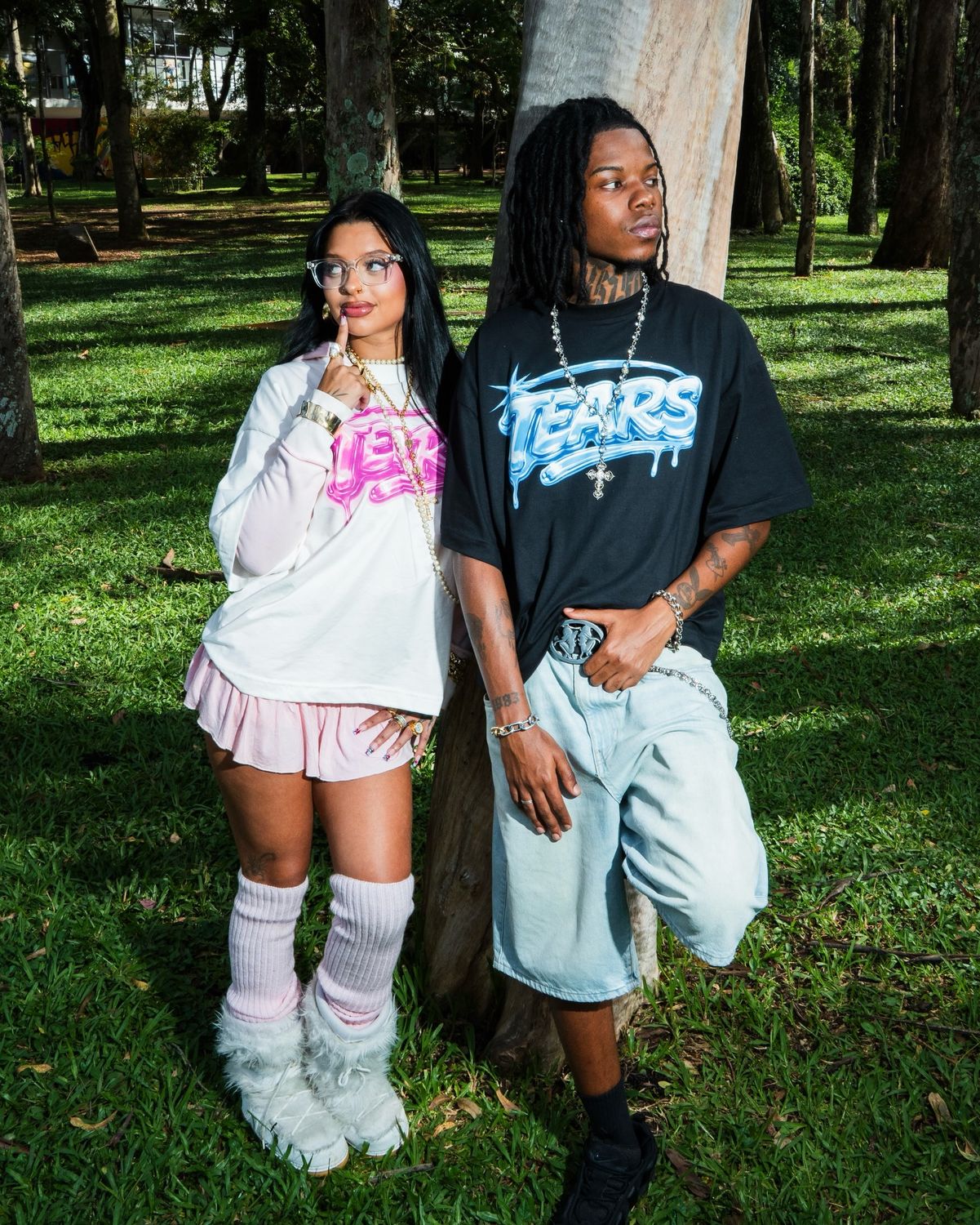 Dupla da campanha Tears BR no parque